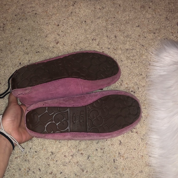 Pink women’s ugg slippers - Picture 2 of 3